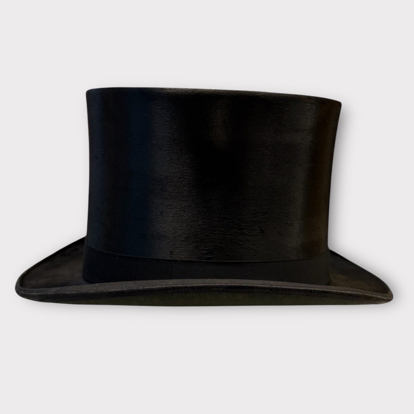 Long oval silk top hat
