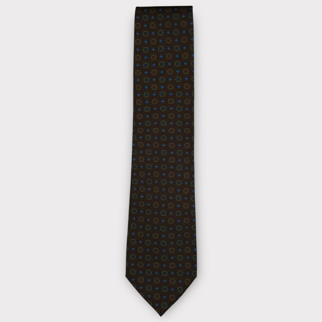 Classic silk necktie, printed in England, with a 9cm blade and 150cm length, laid flat against a plain background