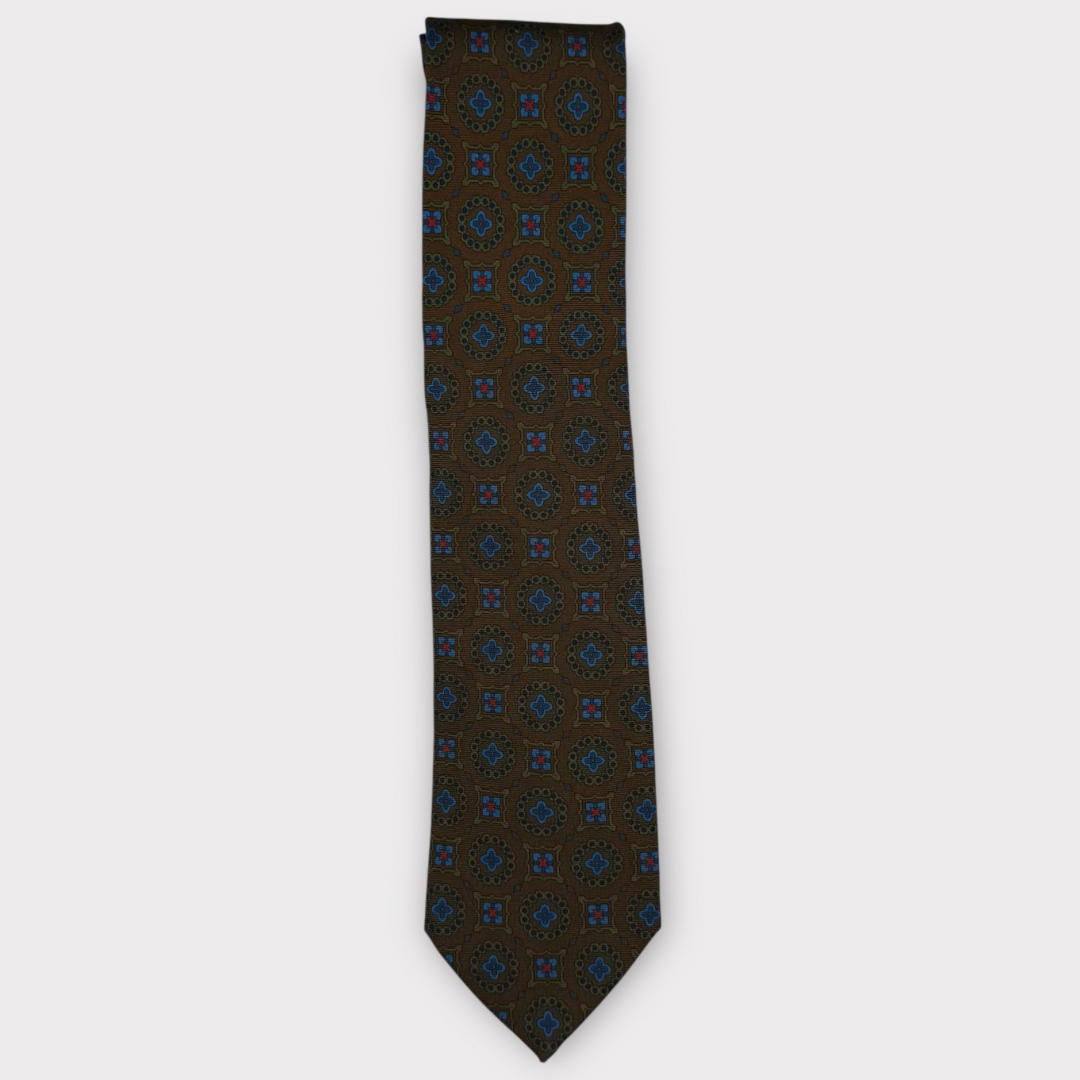 Classic silk necktie, printed in England, with a 9cm blade and 150cm length, laid flat against a plain background