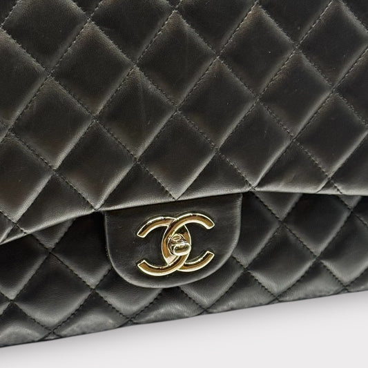 Schwarze Chanel-Tasche mit silberner Hardware