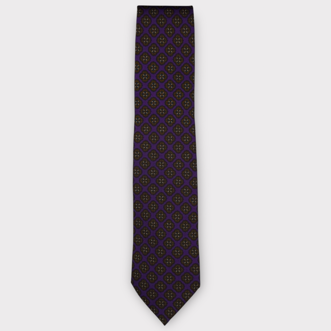 Classic silk necktie, printed in England, with a 9cm blade and 150cm length, laid flat against a plain background